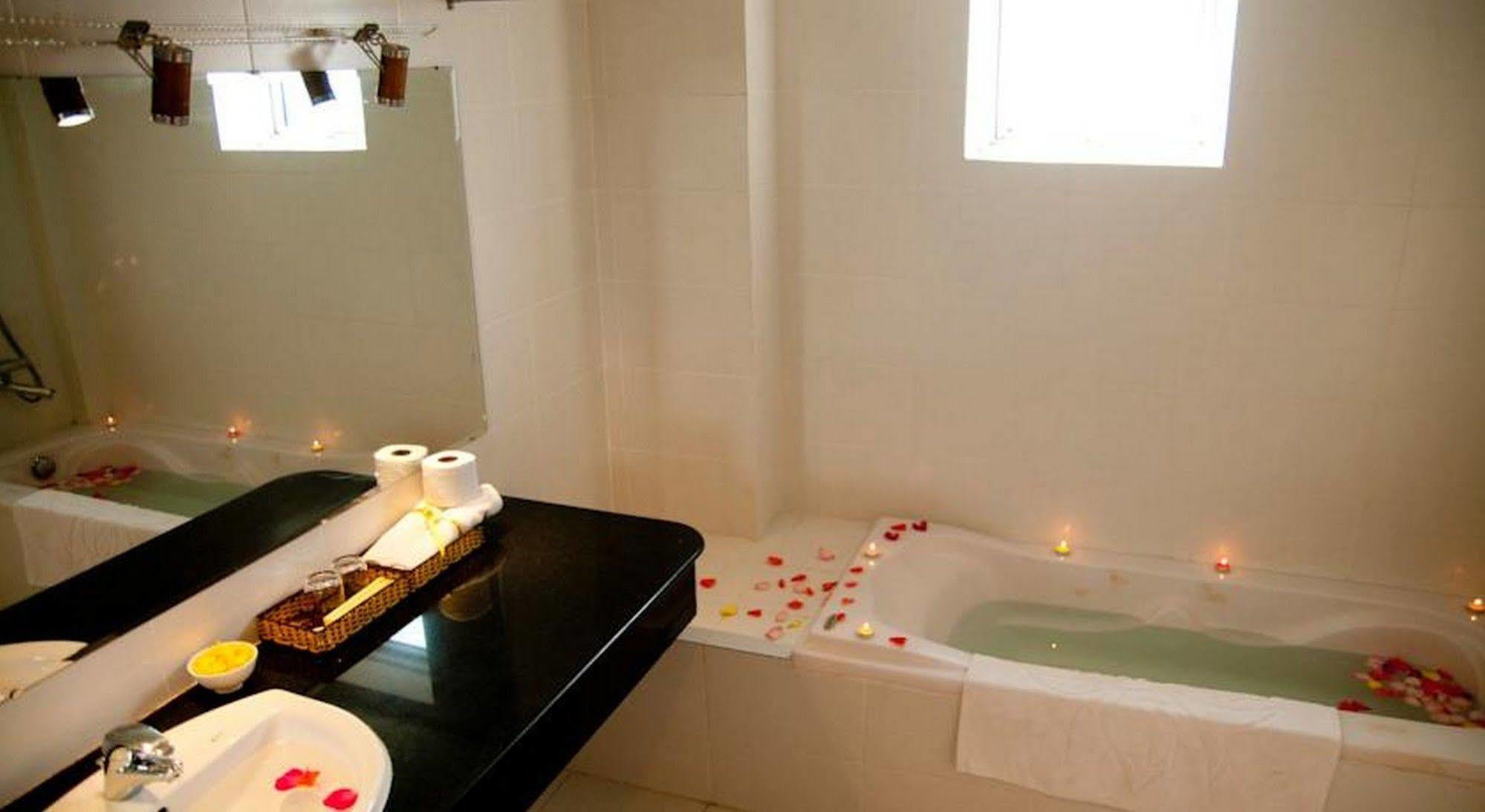 Golden Lotus Hotel Hue Bagian luar foto
